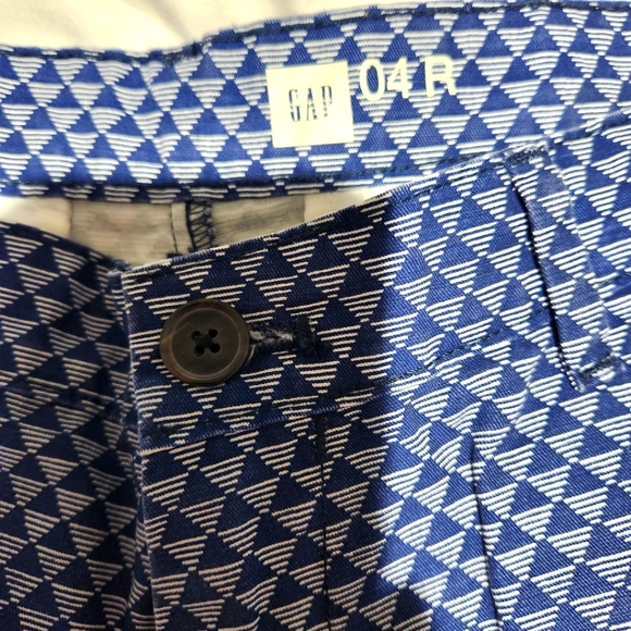 Gap blue and white shorts with 4 pockets. - Picture 2 of 7